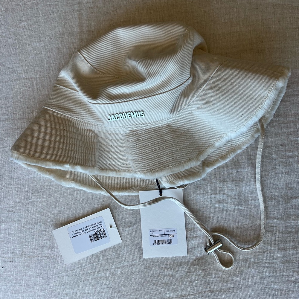 Brand new with tags. Off white bucket hat. Hard to find in this size/color.